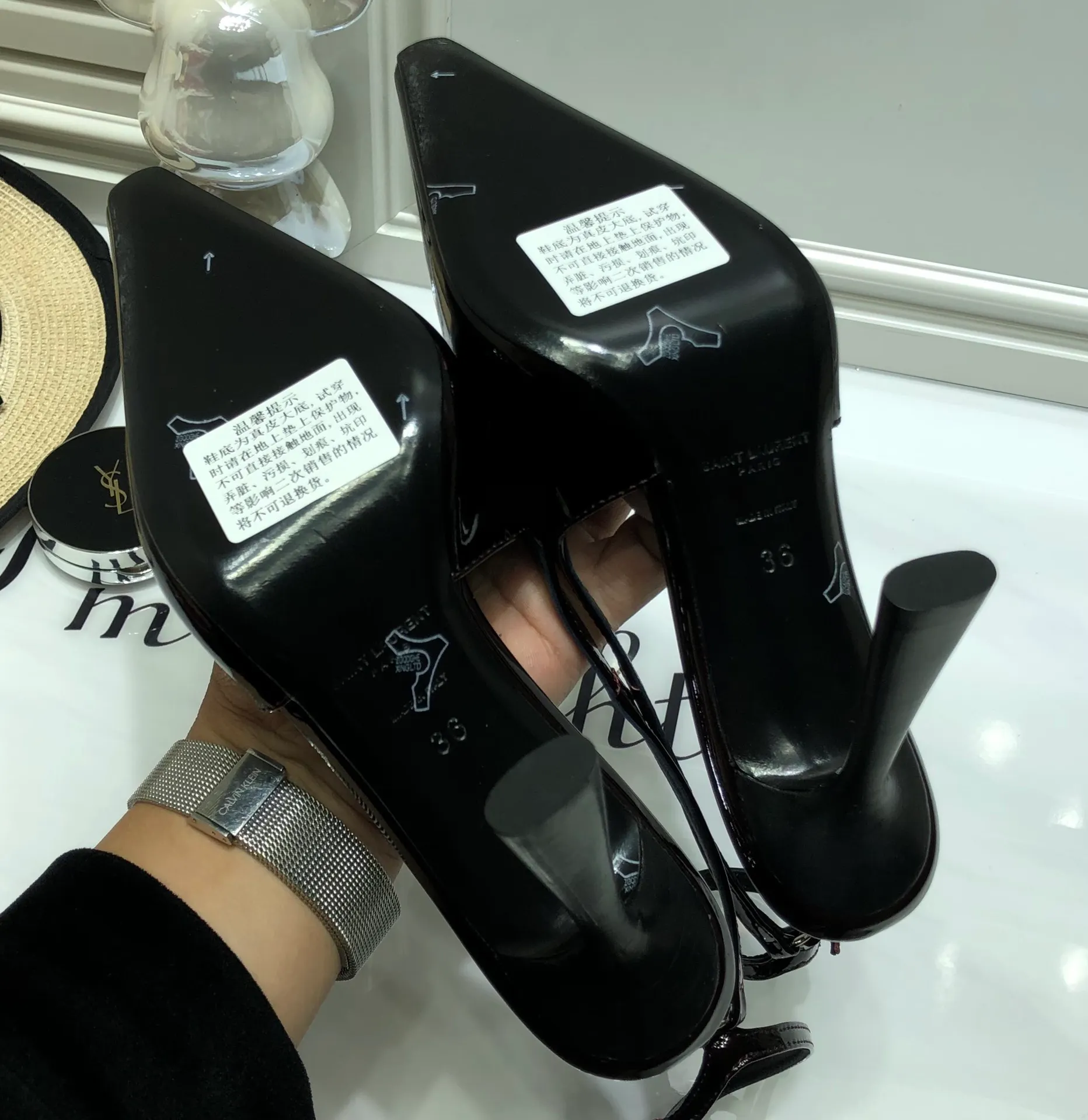 👟👟Ex-factory price 560👟👟 Top quality Saint Laurent/Yves Saint Laurent 2024 spring and summer new style👠Small square toe high heels of the same style as Rose. The layered leather high heels are very good at modifying the foot shape. In recent years, SLP has become more and more understanding of women in high heels. ysl beautiful high heels 👠Number of yards: 35-40 (41 customized, non-returnable) Upper: open edge beaded cowhide/patent leather, lining Imported sheepskin lining, sole: genuine leather outsole, heel height: 10cm (heel imported from Italy)